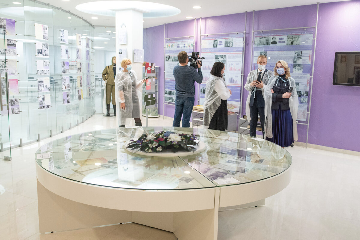 Министр здравоохранения РФ Голикова Т.А. и заместитель губернатора Райдер А.В. посетили музей ТНИИКИП в рамках рабочей поездки.