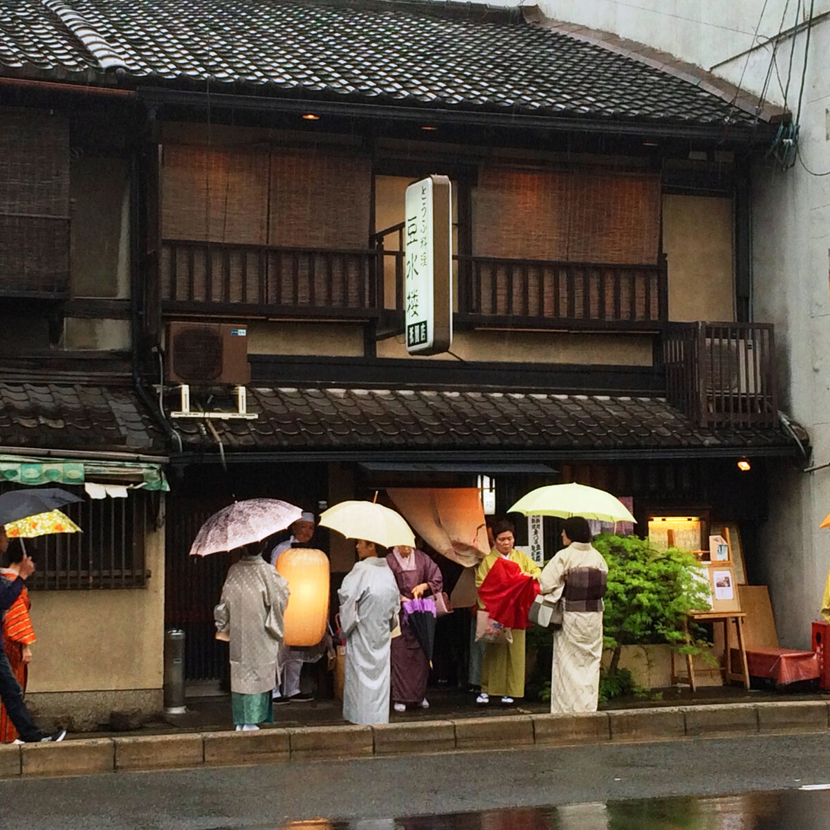Когда слышишь «Киото», то сразу можно представить древние храмы, императорские дворцы, деревянные хижины, гейши, элегантно разливающие чай во время чайной церемонии, и трепещущие на ветру цветущие...-2