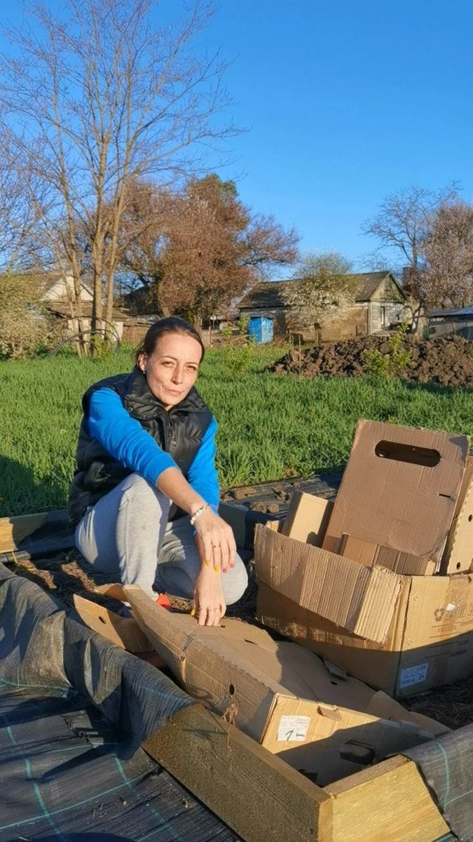 На фоне куча привозной земли