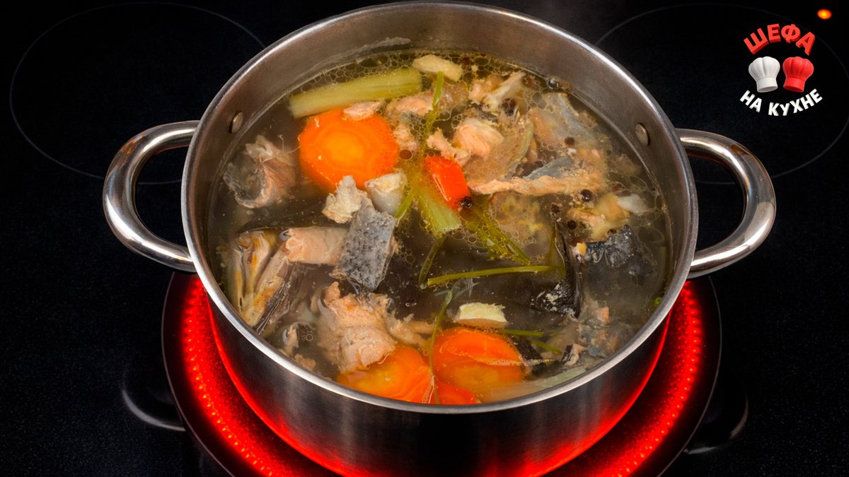 По готовности бульон процеживаем