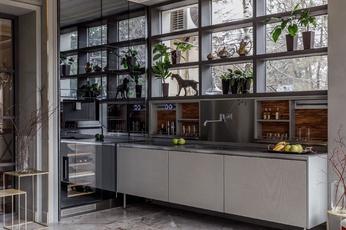 Техническое оснащение производства Giulia Novars позволяет использовать в оформлении эксклюзивные элементы из металлов с различными видами отделки поверхности: с направленным, круговым либо хаотичным шлифованием. 