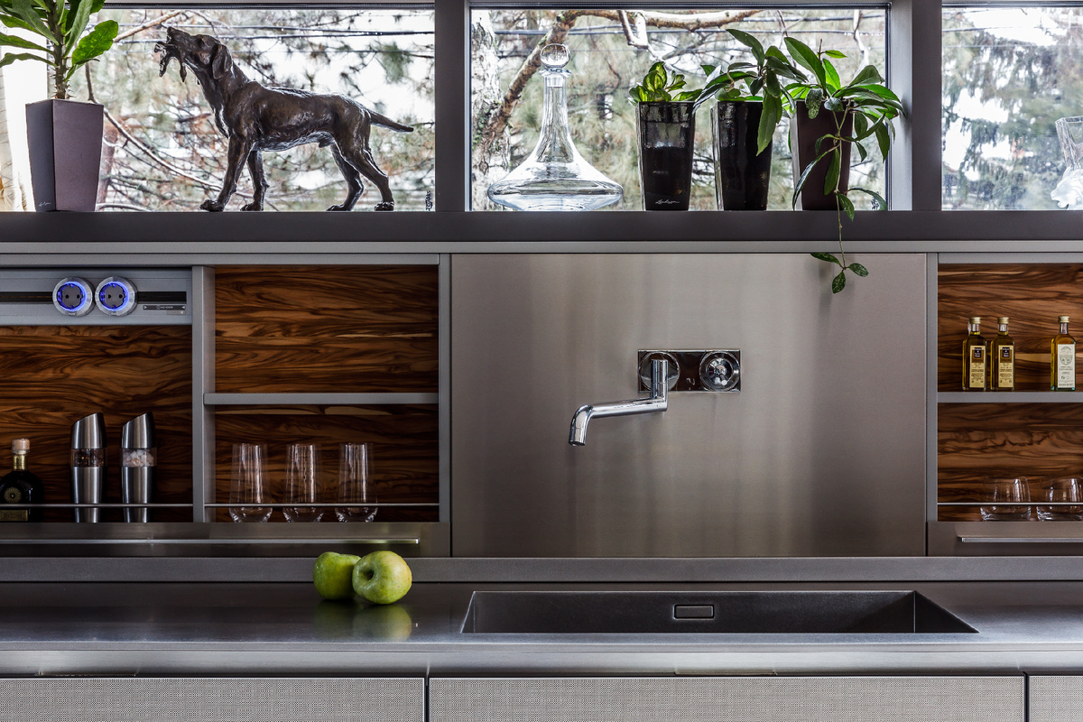 Техническое оснащение производства Giulia Novars позволяет использовать в оформлении эксклюзивные элементы из металлов с различными видами отделки поверхности: с направленным, круговым либо хаотичным шлифованием. Дополнительная обработка не только придает оригинальности внешнему виду стали, но и имеет практическую сторону: на ней не так сильно видны отпечатки пальцев.