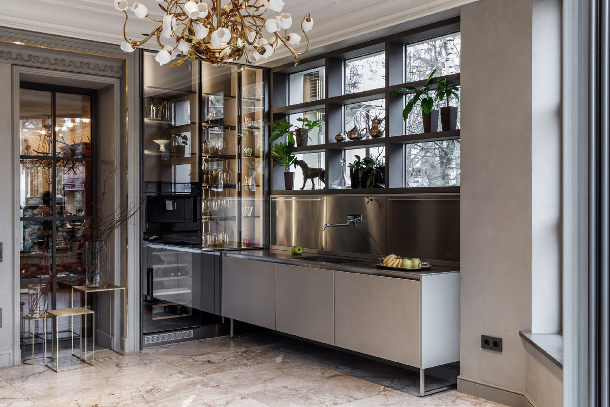 Техническое оснащение производства Giulia Novars позволяет использовать в оформлении эксклюзивные элементы из металлов с различными видами отделки поверхности: с направленным, круговым либо хаотичным шлифованием. 