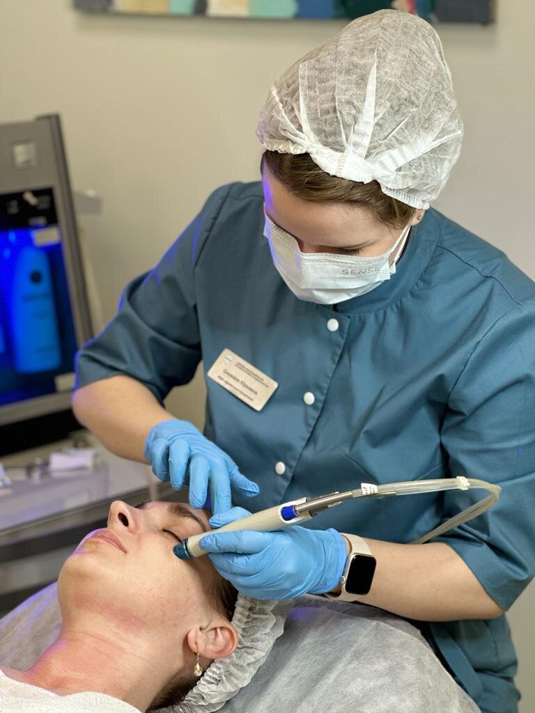 Технология гидродермабразии HydraFacial предполагает комплексное воздействие на кожу: механическое, вакуумное и лекарственное