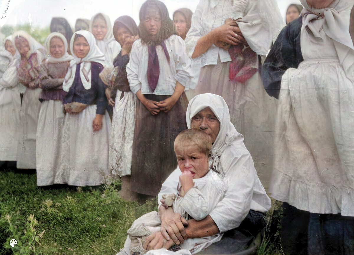 Жители села во дворе церкви
