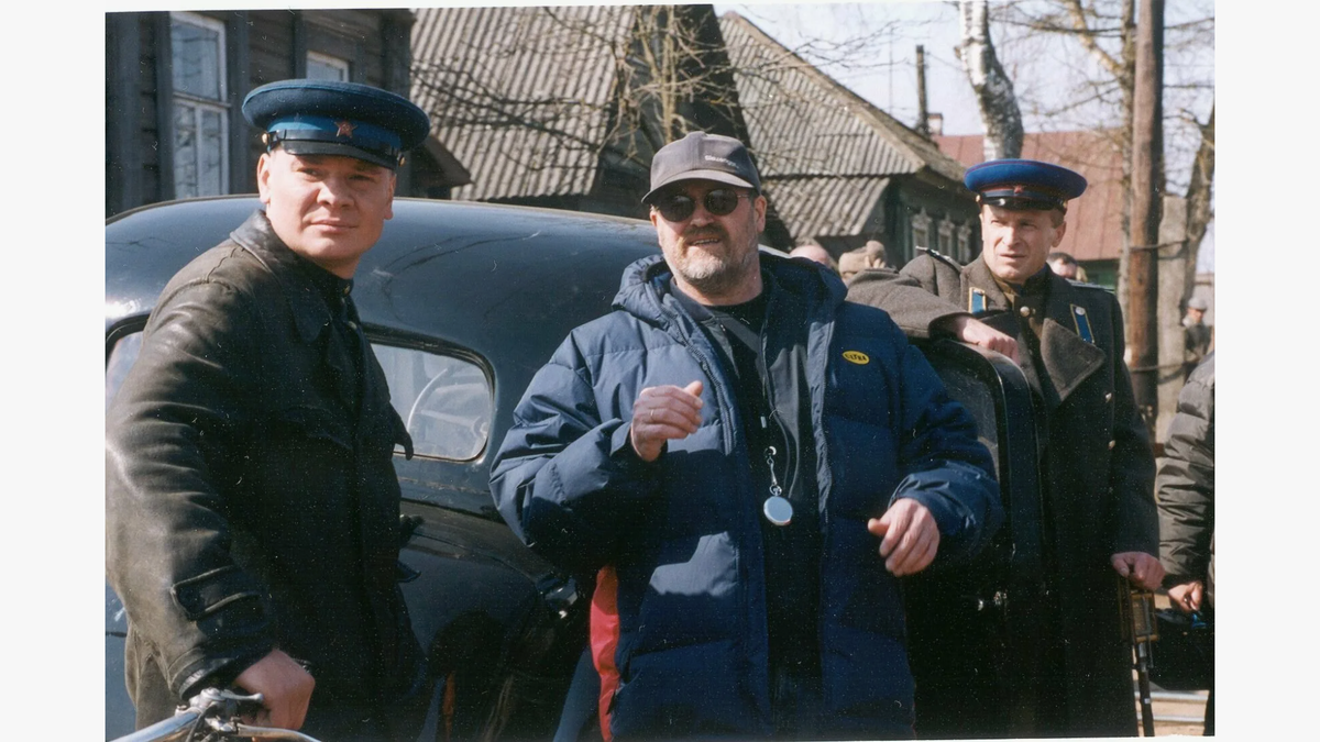 Фото во время съёмок сериала. В центре режиссёр Владимир Хотиненко