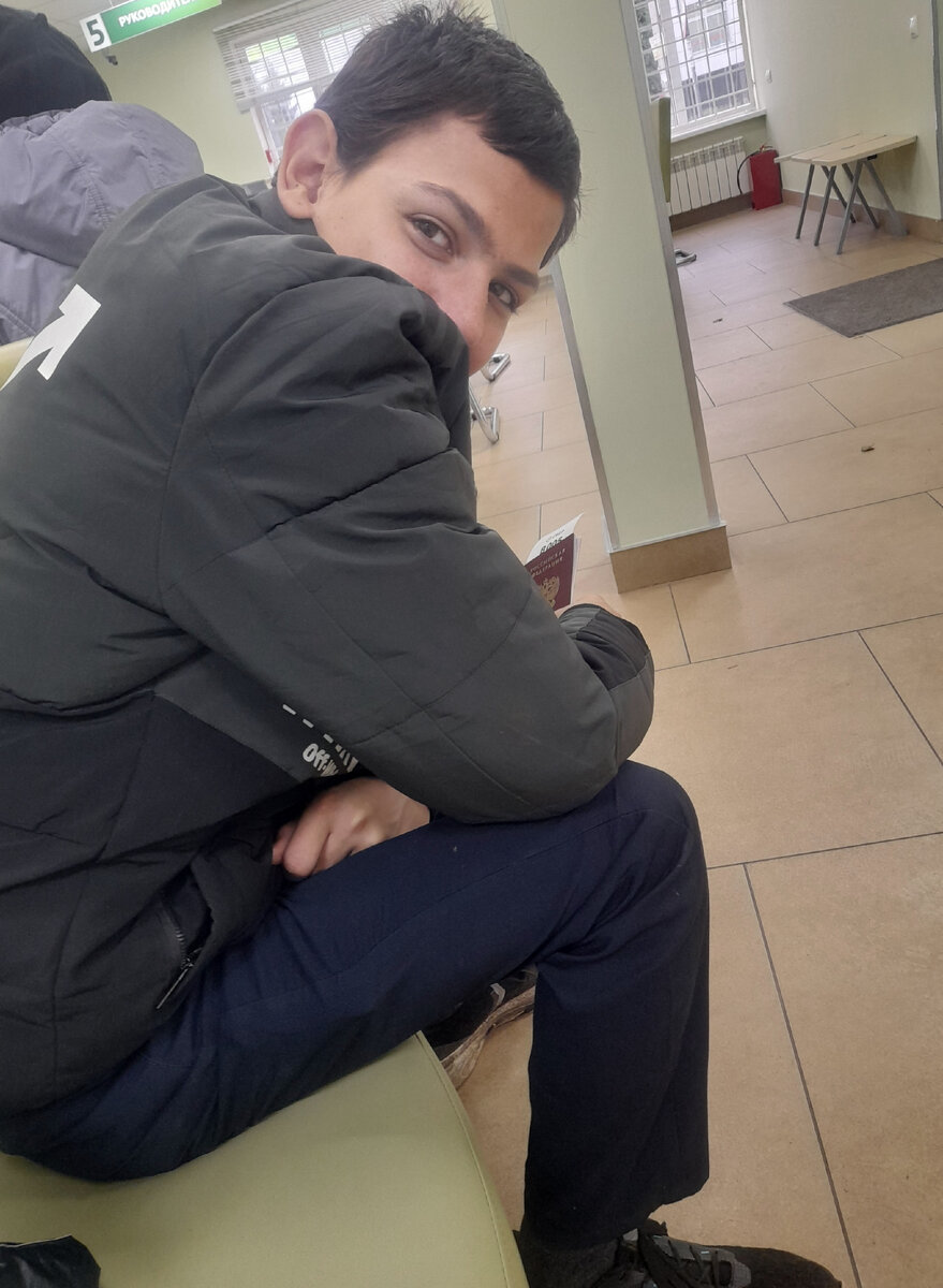 Довольный, почти взрослый. 🙂 сидим в очереди