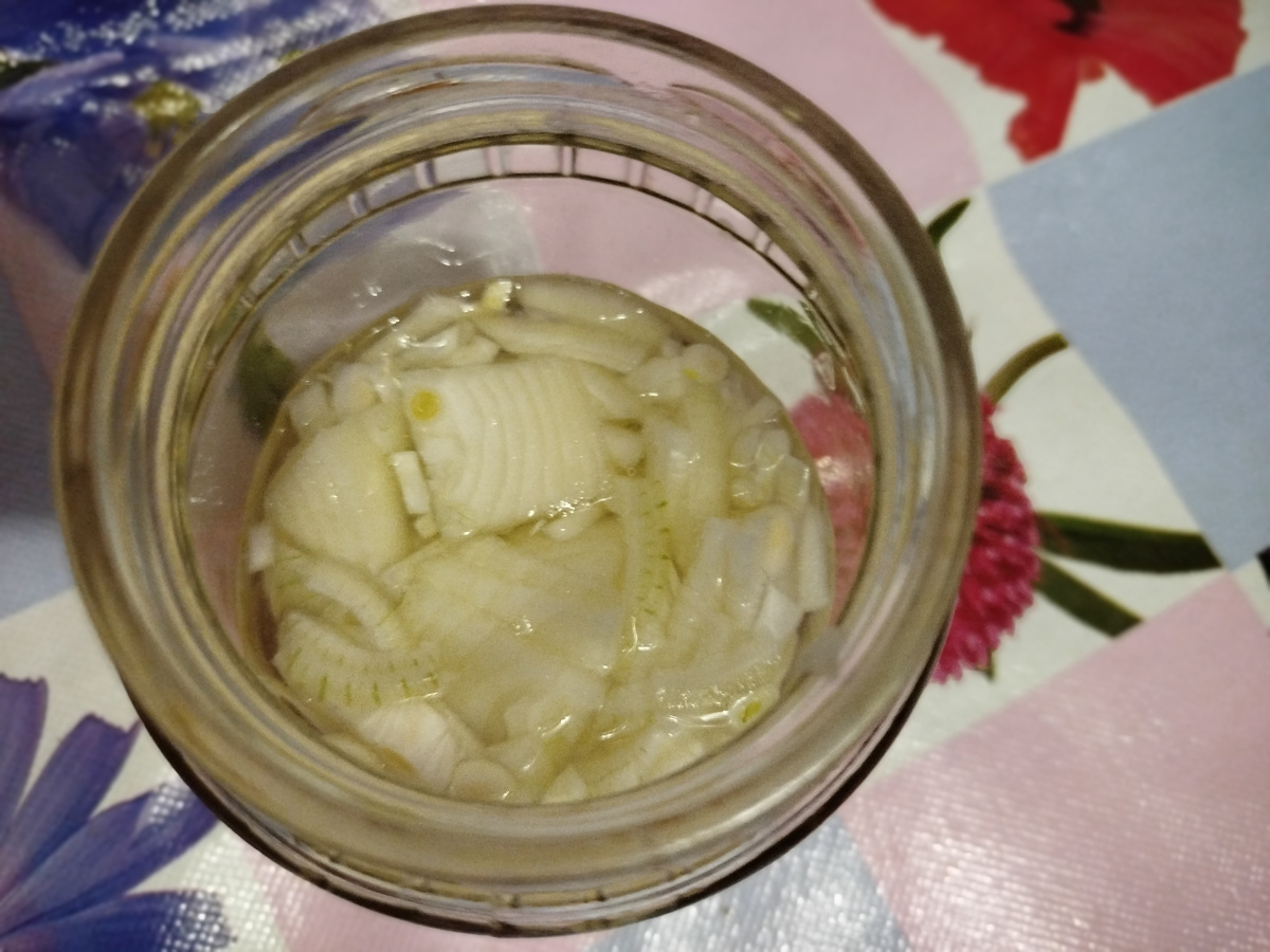 Лук замариновать. Пока варятся остальные овощи, лук успеет хорошо промариноваться.