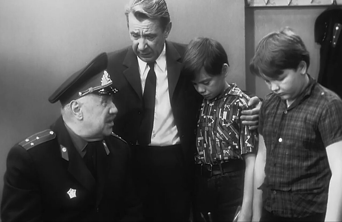 Кадр из фильма «Анискин и Фантомас» (1973). Скриншот.