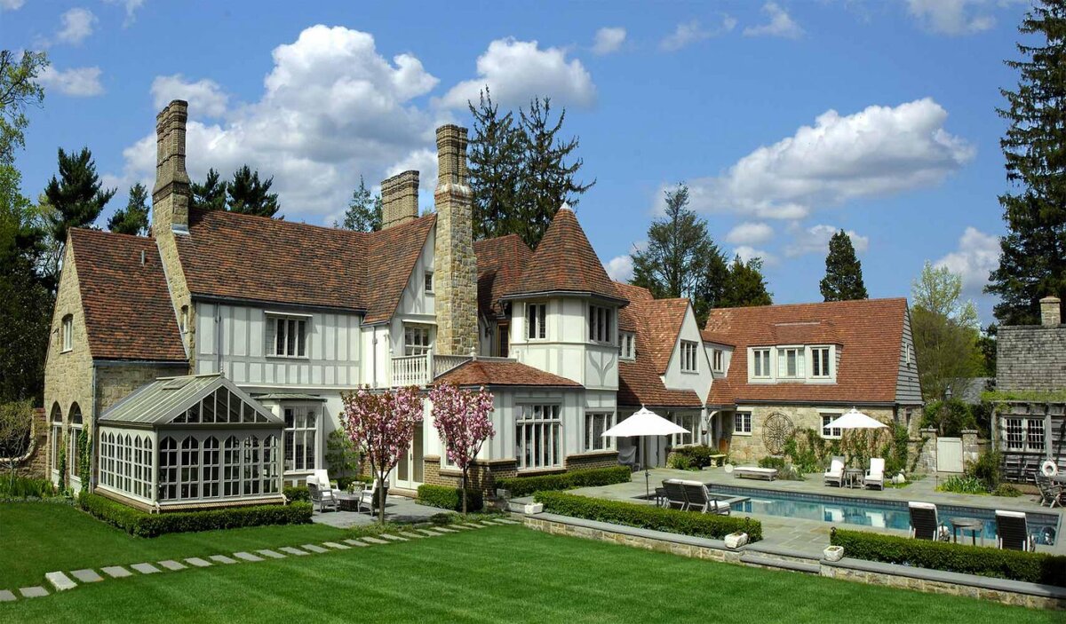 Частный дом в стиле Тюдоров. Источник Яндекс.Каринки