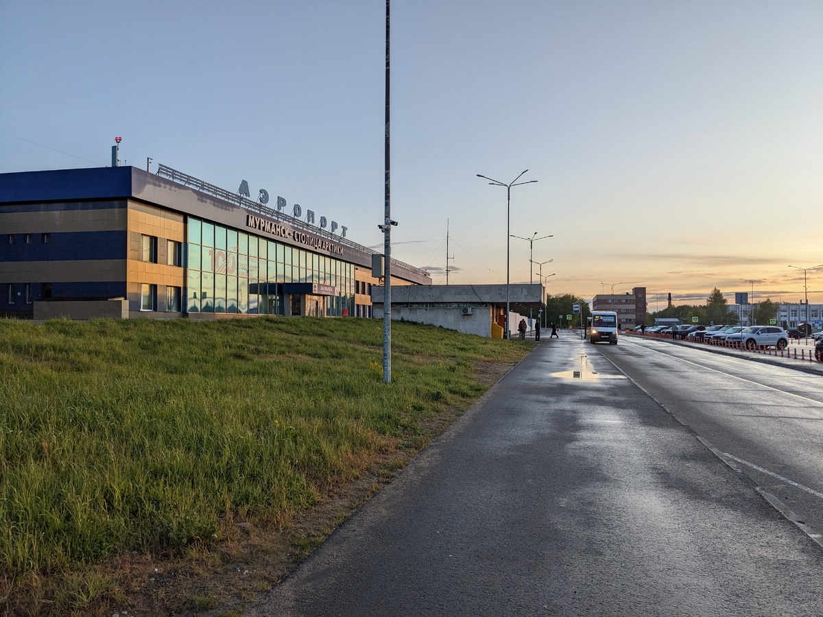 Уже летний мурманский аэропорт Мурмаши спустя пару лет после описанного ниже путешествия. 