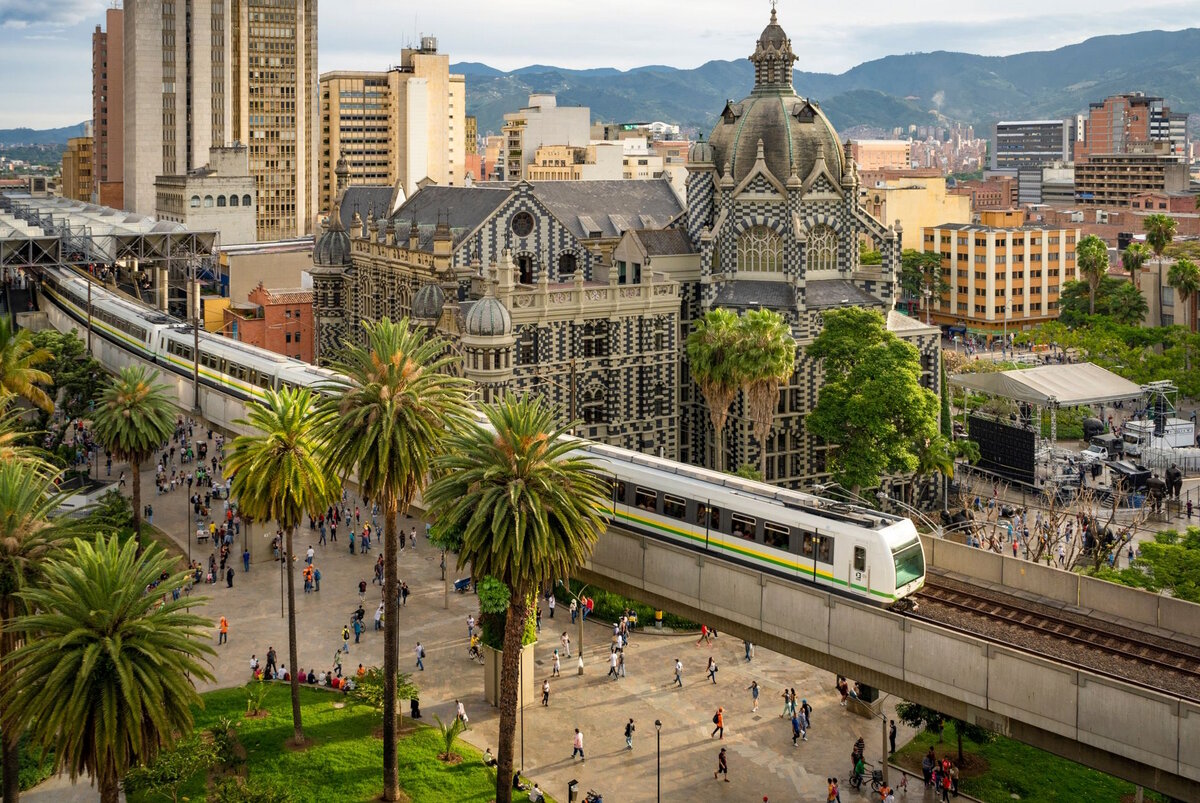 Медельин, Колумбия - вид на Дворец Культуры и площадь Ботеро