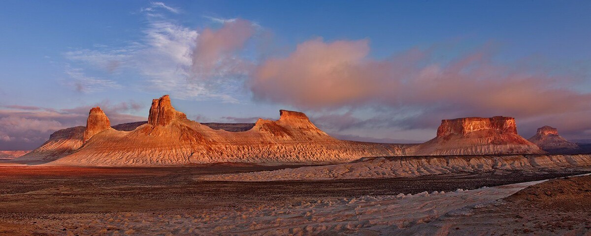 На месте сначала разбили палатку и разожгли костер, чтобы походить на туристов, которым какого-то дьявола приглянулась эта каменистая пустошь, похожая на лунный пейзаж. 