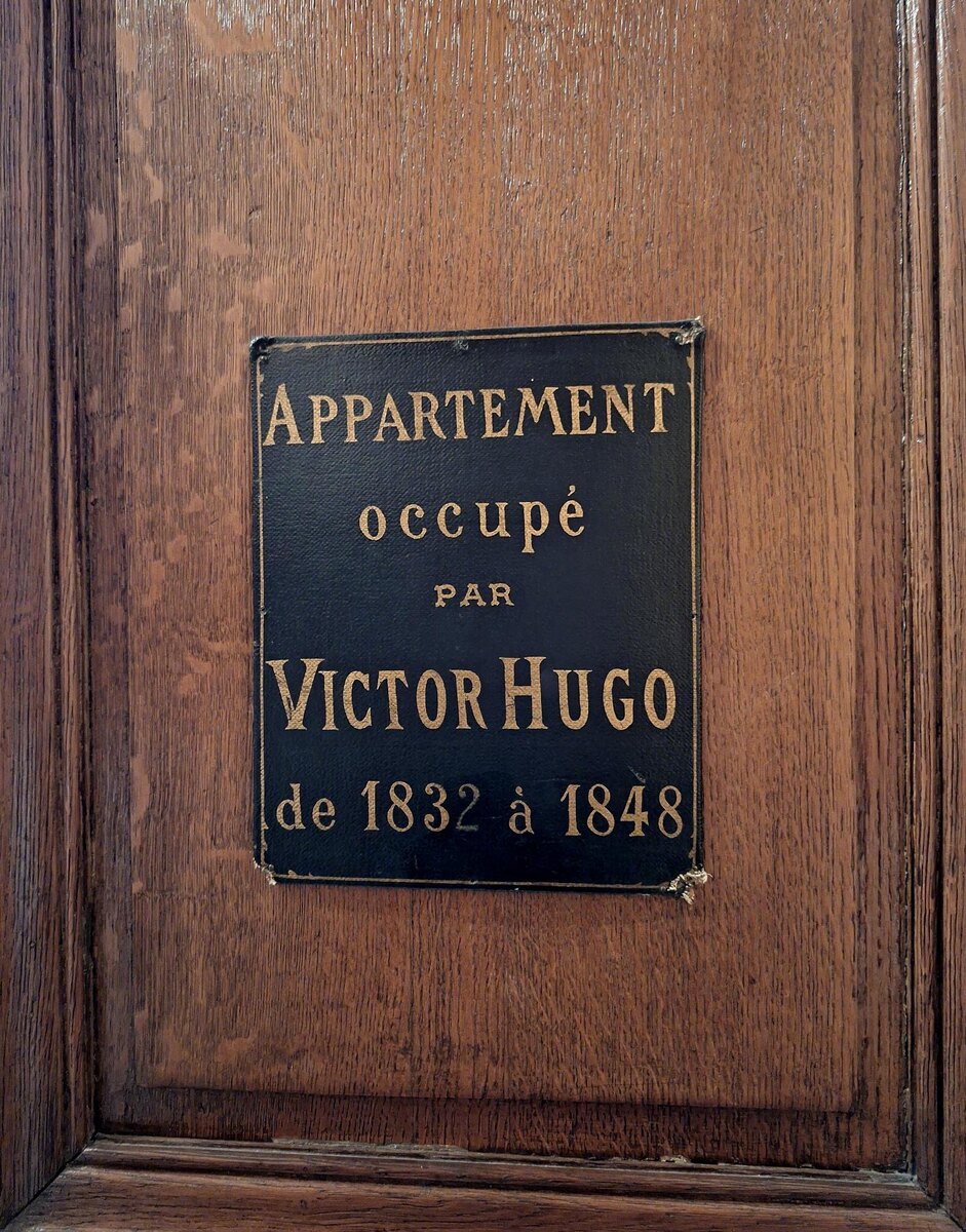 Дверь квартиры-музея Гюго, фото © Денис Штаев.