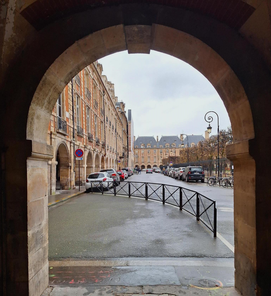 Вид на здание из клуатра (перистиля). Фото © Денис Штаев