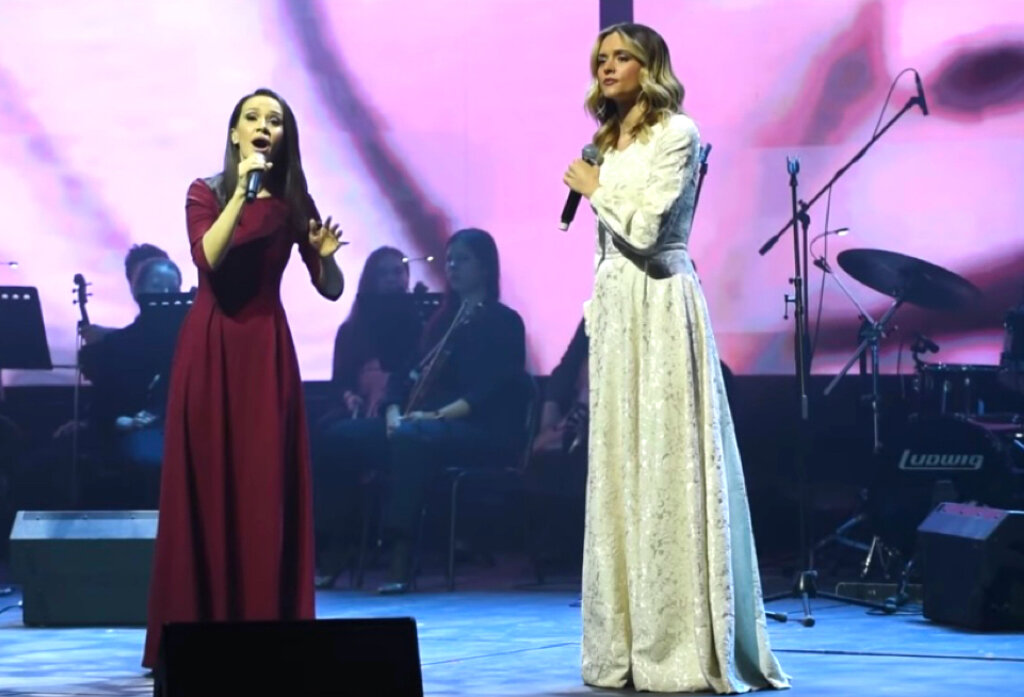 скрин кадр сделан автором из выступления дуэта на концерте Валентины Бирюковой