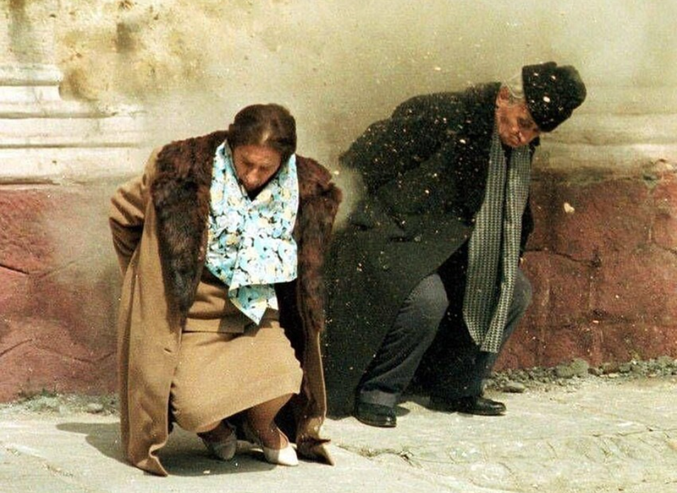 Расстрел четы Чаушеску на территории воинской части в г.Тырговиште. Считается, что это фото сцены из румынского фильма "Нулевая точка" (1996 год). Но все примерно так и было. Источник фото - https://fishki.net/3716207-20--pronzitelynyh-istoricheskih-foto-smerti-kommunizma/gallery-9095787-rasstrel-chaushesku-i-sverzhenie-kommunisticheskogo-stroja-rumynija-1989-photo.html?utm_source=aab&sign=833350904742889%2C820236279428727