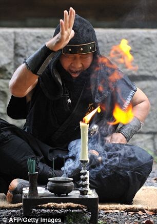 Ниндзя работает со стихией "Огня", забирает энергию Чи из огня свечи