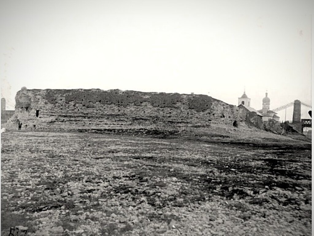 Развалины крепости Остров, довоенное фото. Изображение из интернета.