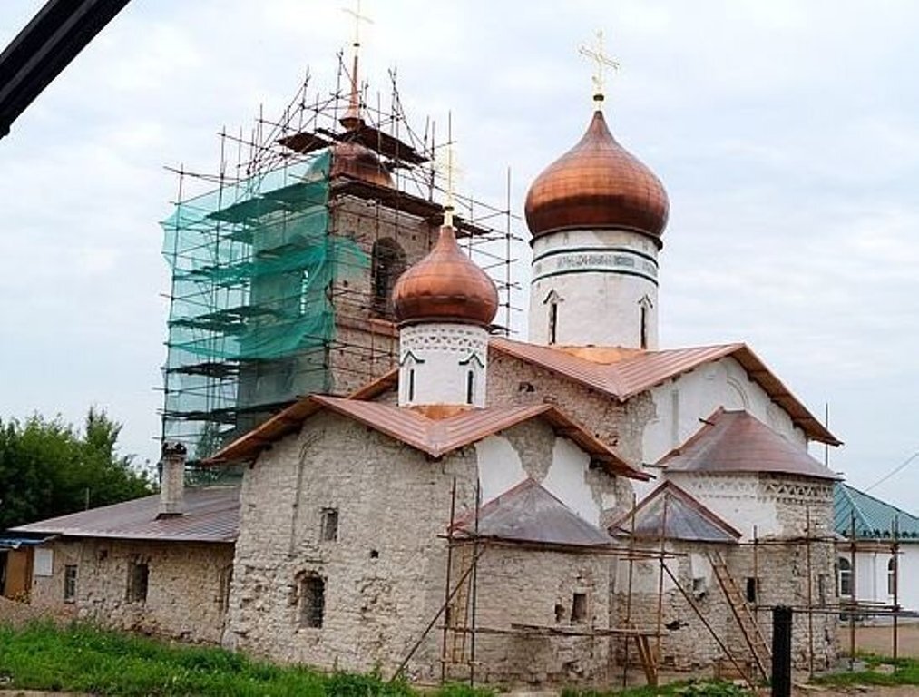 Экскурсия остров псков. Город остров Псковская область. Церковь остров Псковская область. Остров костел Псковская.