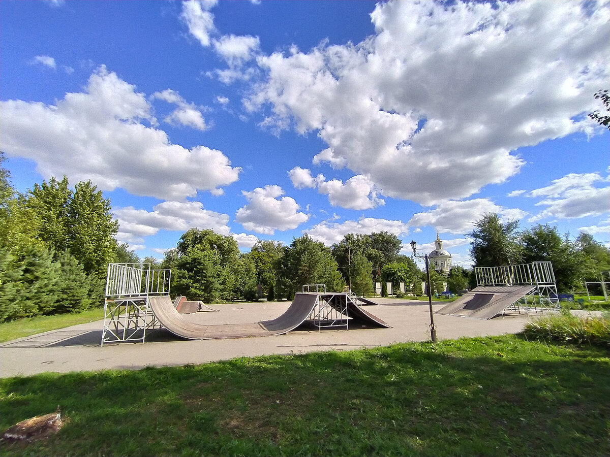 На этом месте парка лет 20 назад была танц площадка (клетка). Фото автора
