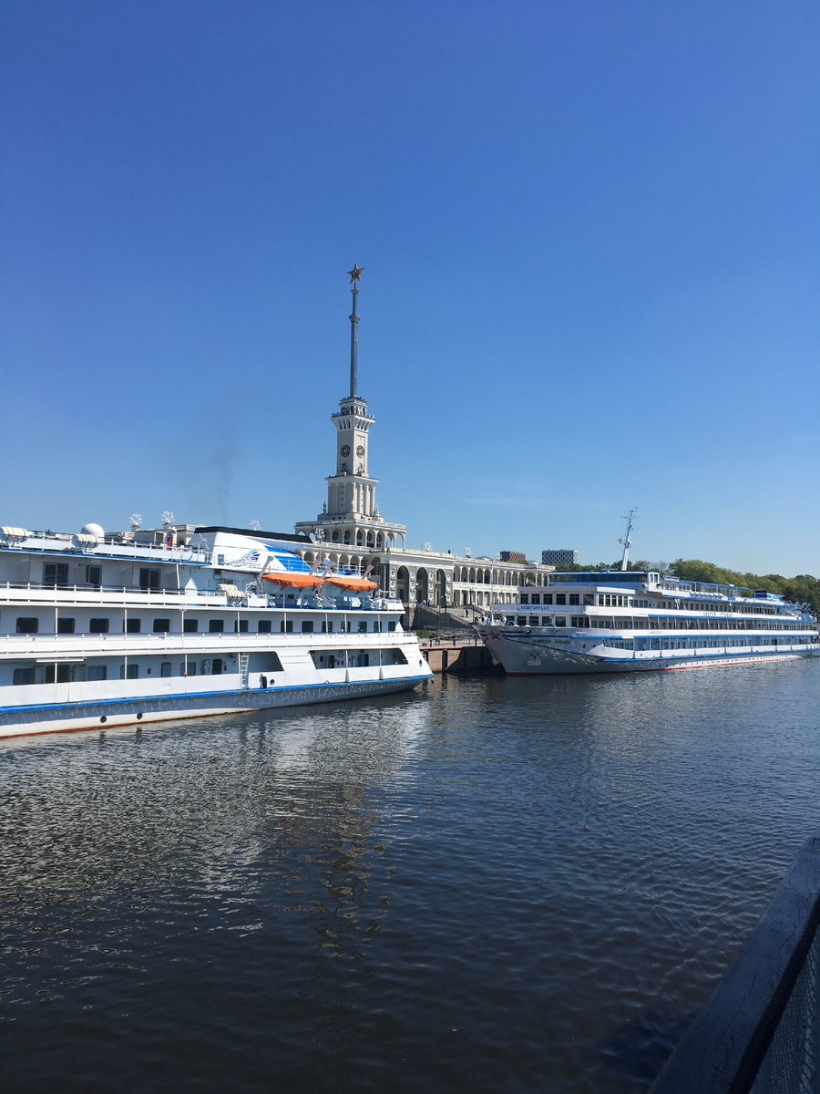 Вид на Северный речной вокзал с палубы теплохода "Михаил Танич"