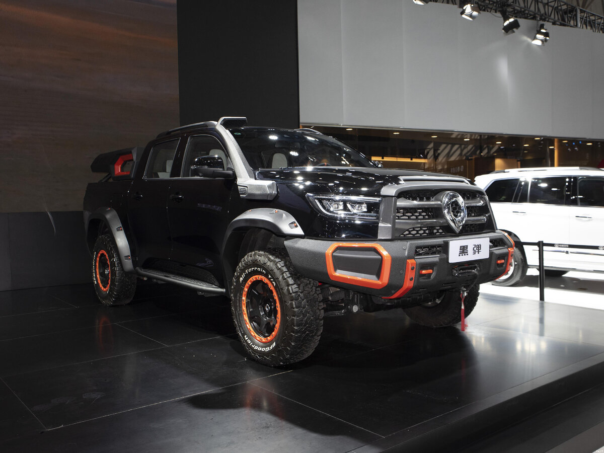 На фото: Пикап Cannon в версии Black Bullet на автосалоне в Чунцине