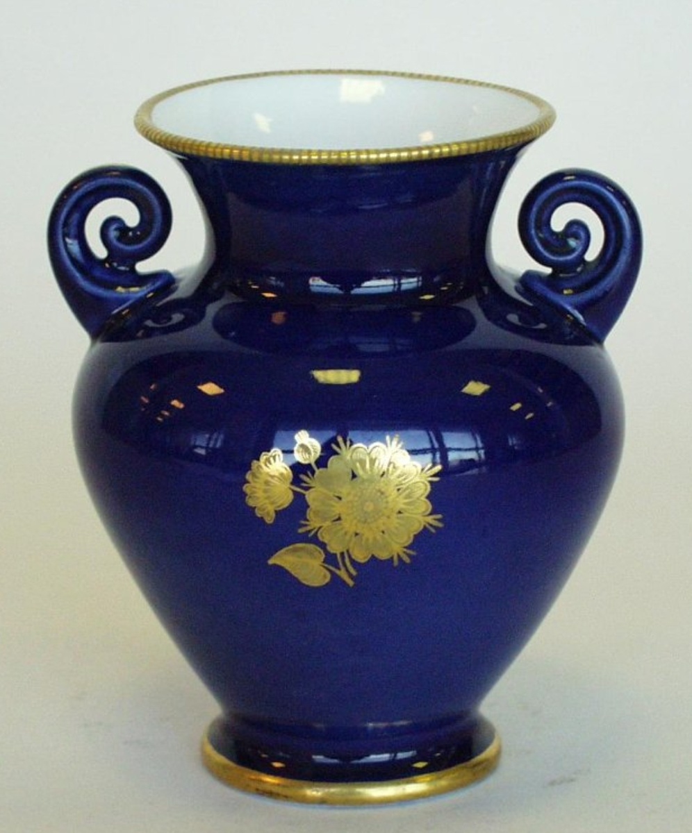 Автор росписи: Яцкевич, Анна Адамовна,Автор формы: Семенов, Владимир ЛаврентьевичВаза "Золотой цветочек". 1950 г. "Государственный Эрмитаж". ГоскаталогРФ.