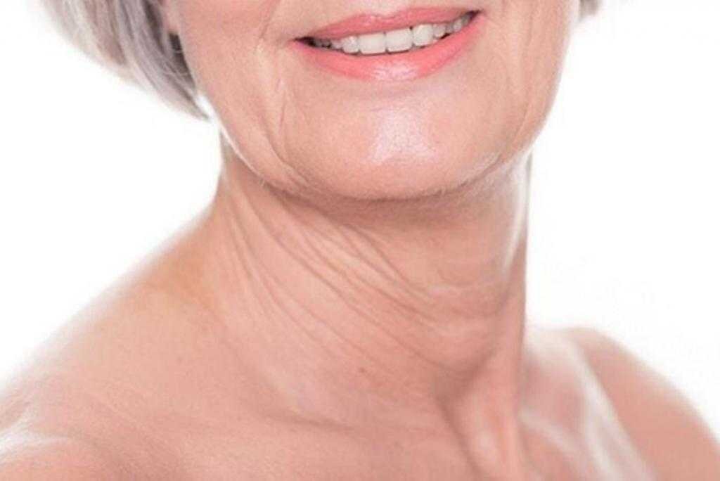 В журналах шейный платок традиционно рекомендуют как всегда модный аксессуар. Но одно дело носить его по желанию и в дополнение к стильному образу, совсем другое дело – вынужденно прикрывать признаки старения платками, воротниками, массивной бижутерией.