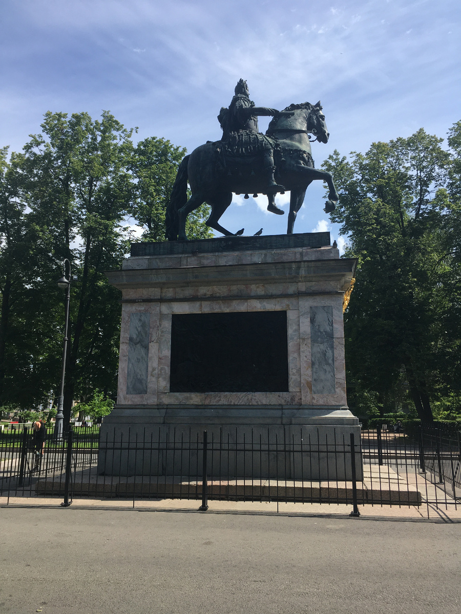 Памятник Петру I в Инженерном сквере перед Михайловским замком
