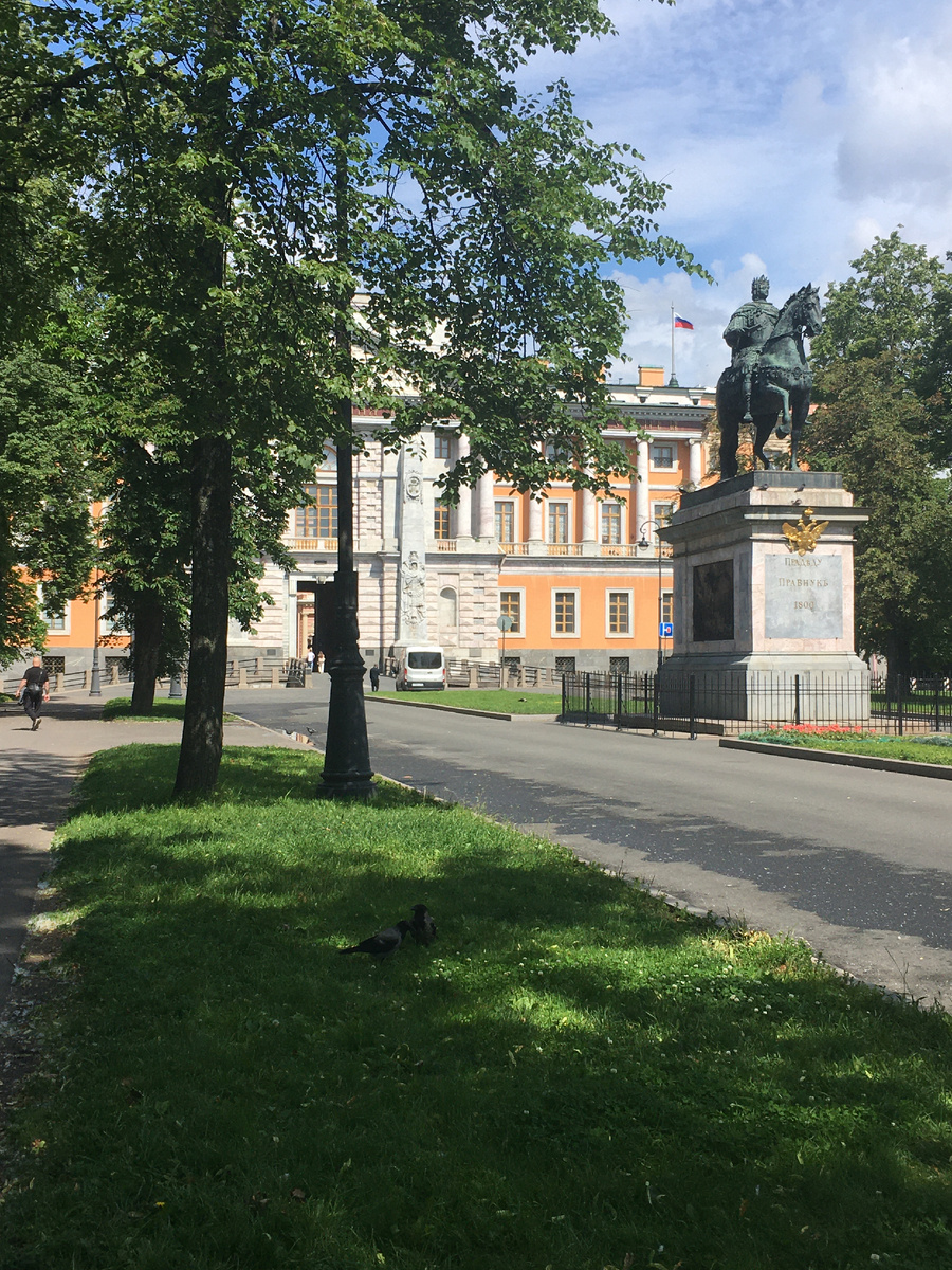 Памятник Петру I в Инженерном сквере перед Михайловским замком