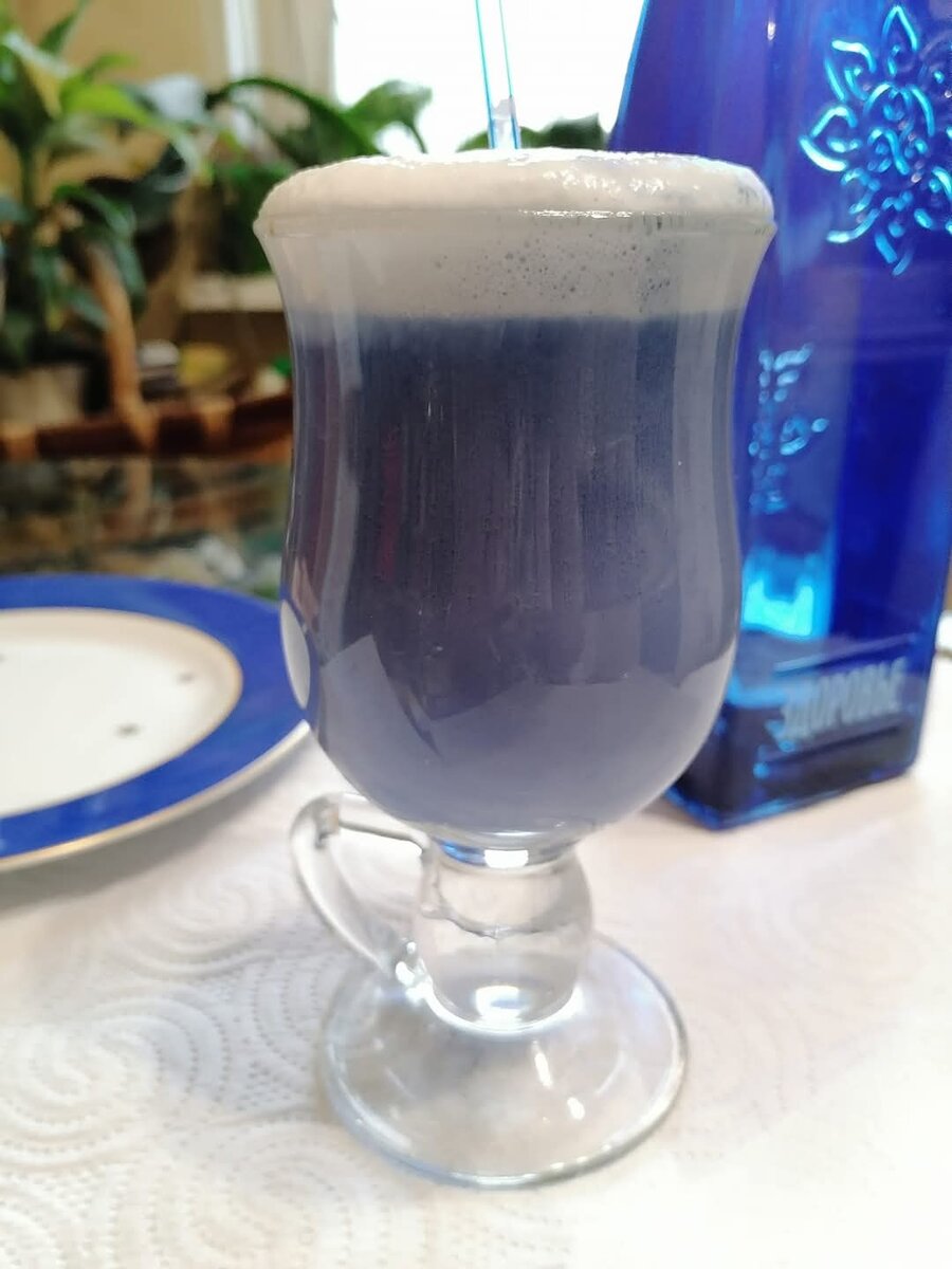 Голубой матча латте на кокосовом молоке. Фото автора