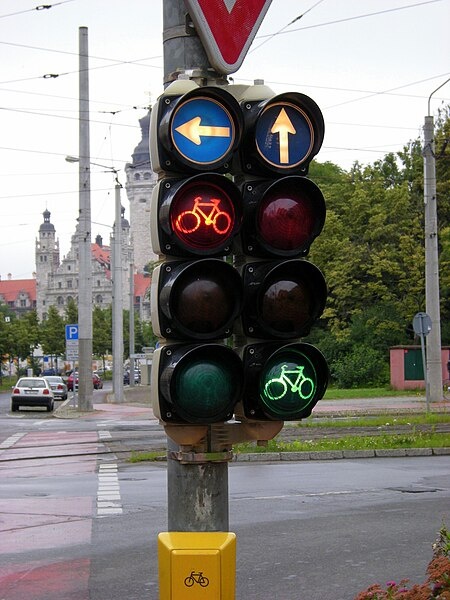 Сигналы светофора для велосипедистов в Лейпциге. Автор: Leandro Neumann Ciuffo, Wikipedia