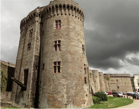 Донжон  - первоначальная основа и центр средневекового замка  Источник – kartinki-na-ekran.ru