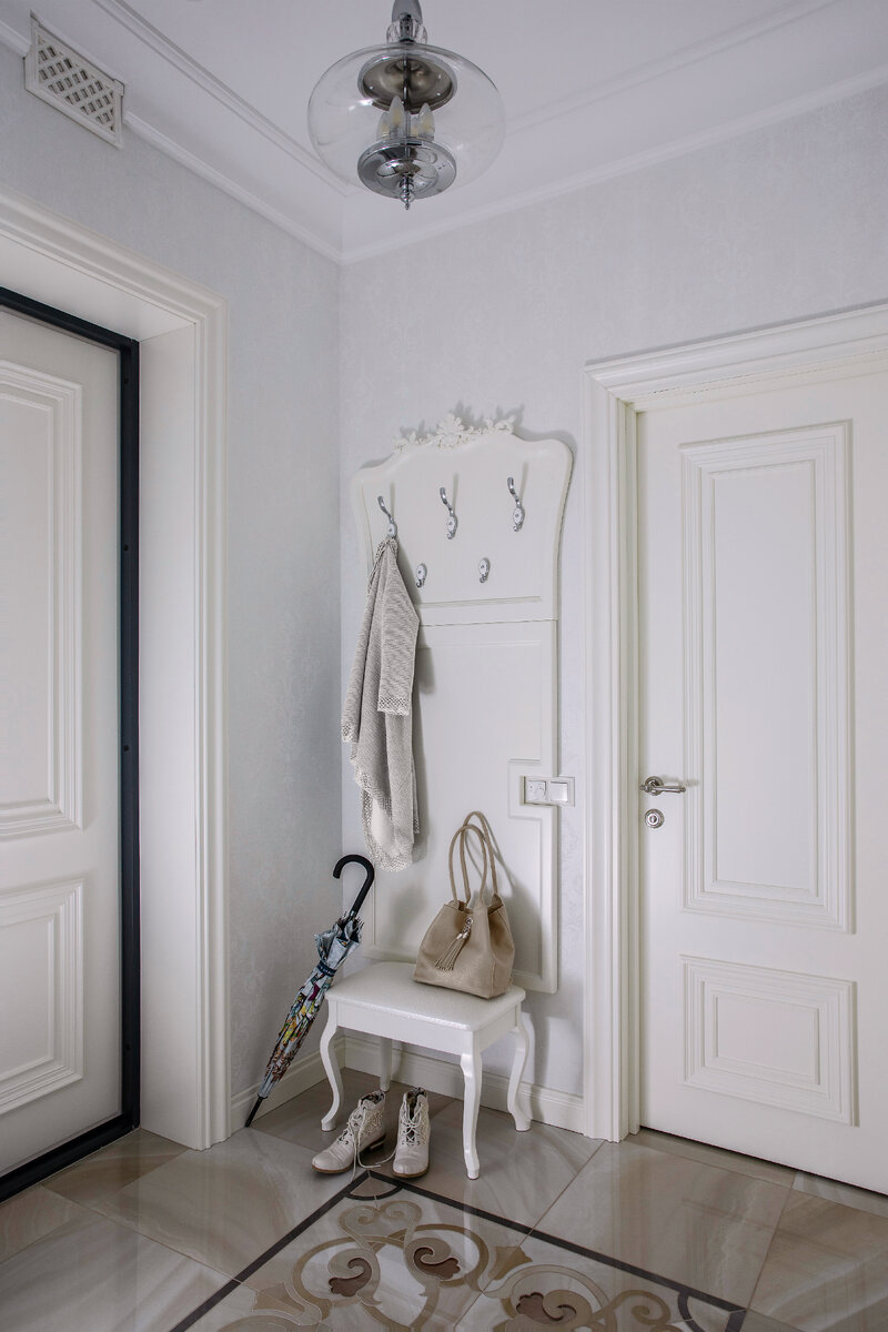 Слева вход в квартиру, справа дверь в санузел.