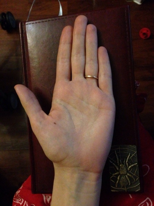 водная рука - ладонь в виде вытянутого прямоугольника и длинные пальцы.