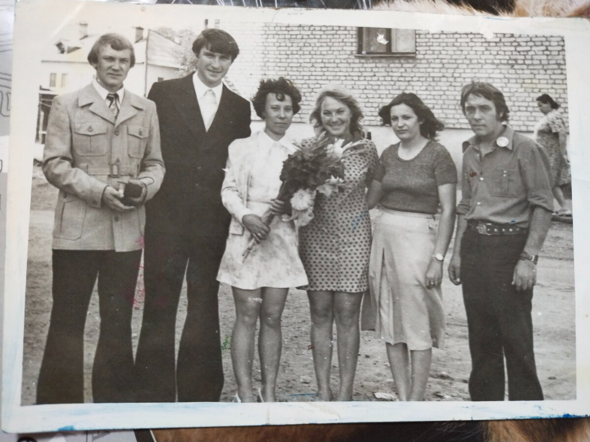 Мама с букетом, папа слева от нее. День бракосочетания моих родителей. Тут мама ещё и на каблуках.