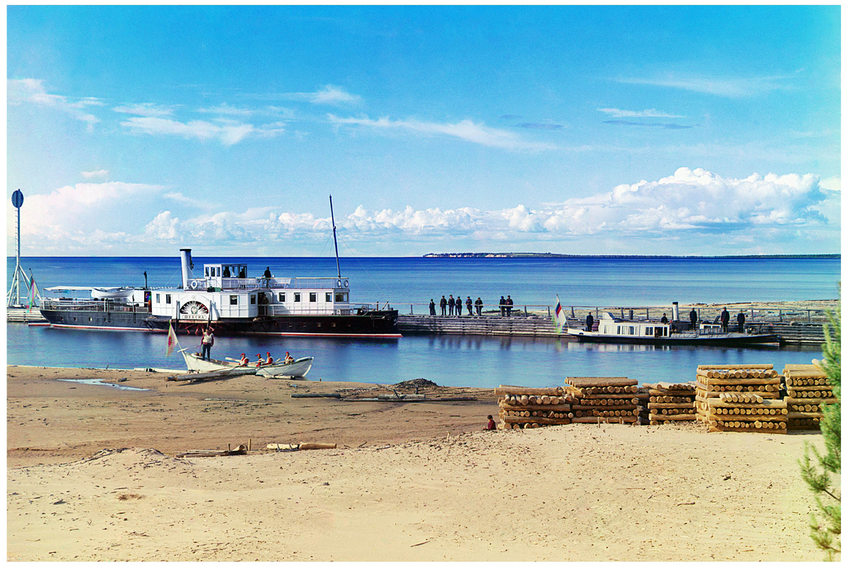 Свои поездки С. М. Прокудин-Горский совершал в пульмановском вагоне, оборудованном по указаниям фотографа (станция Бородино); на специально приспособленном для работы пароходе (Онежское озеро. Место спасательной станции. Устье реки Вытегры) и служебном поезде (железнодорожный мост через реку Шую)