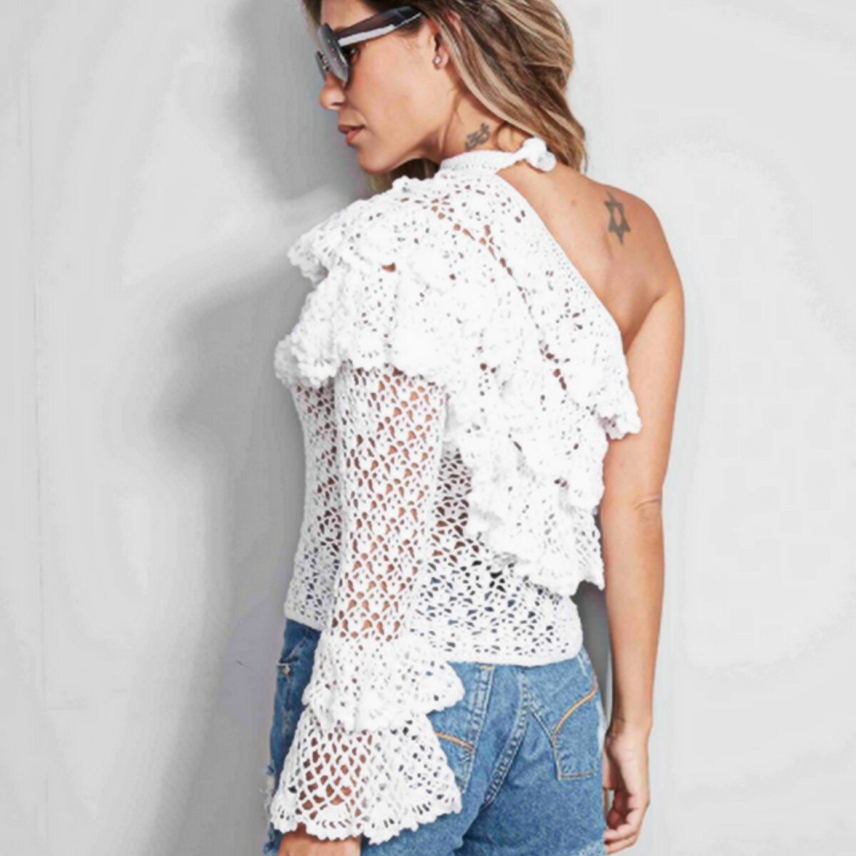 Белоснежная блузка с необычным фасоном