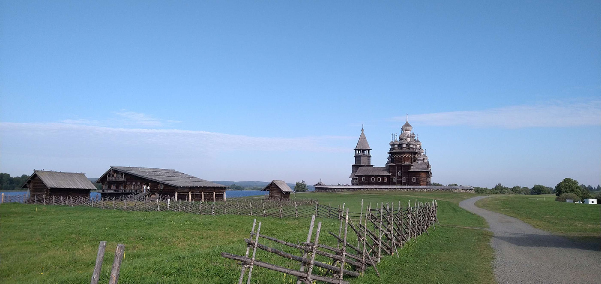 Строения свезены на остров из разных мест и гармонично расставлены по острову