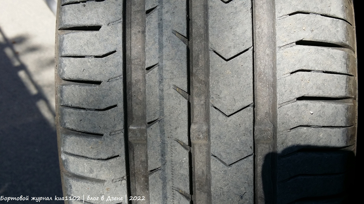 У летней резины есть специальные желобки для отвода воды. Автор фотографии kua1102