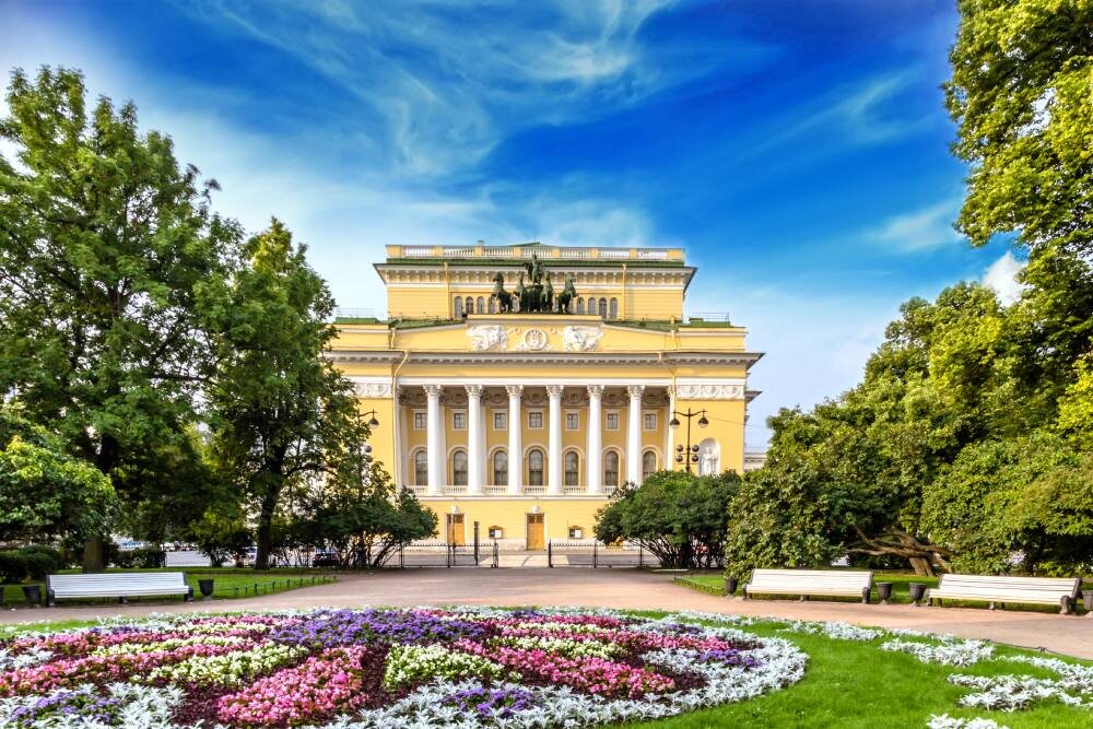 Александринский театр - вид на главный вход летним днем