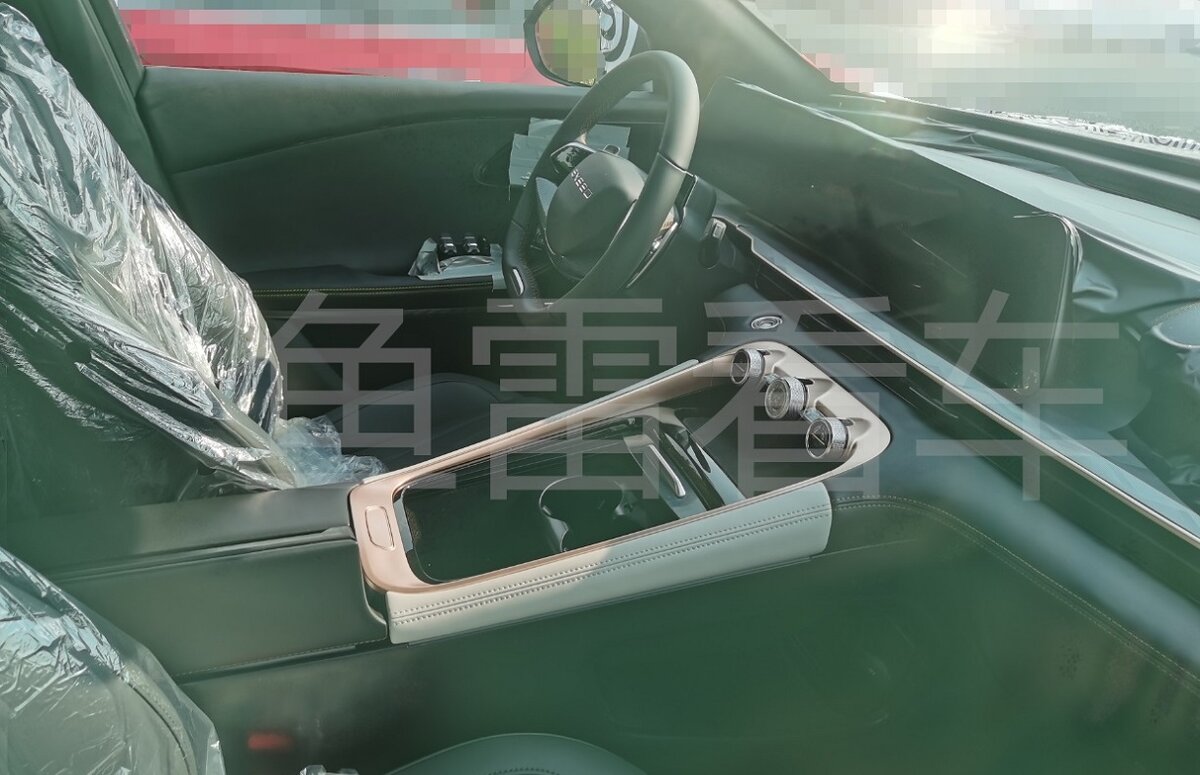 На фото из соцсети: Салон кроссовера Exeed AtlantiX