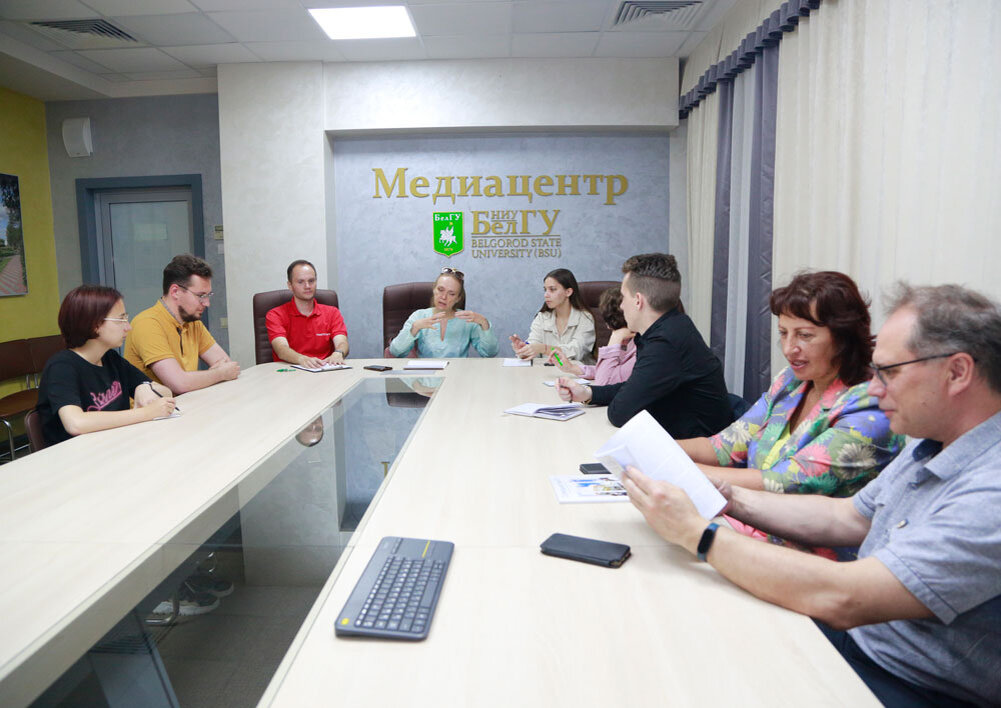 Фото из интернета, иллюстративное. Так выглядят типовые занятие на литкурсах, на мастерских