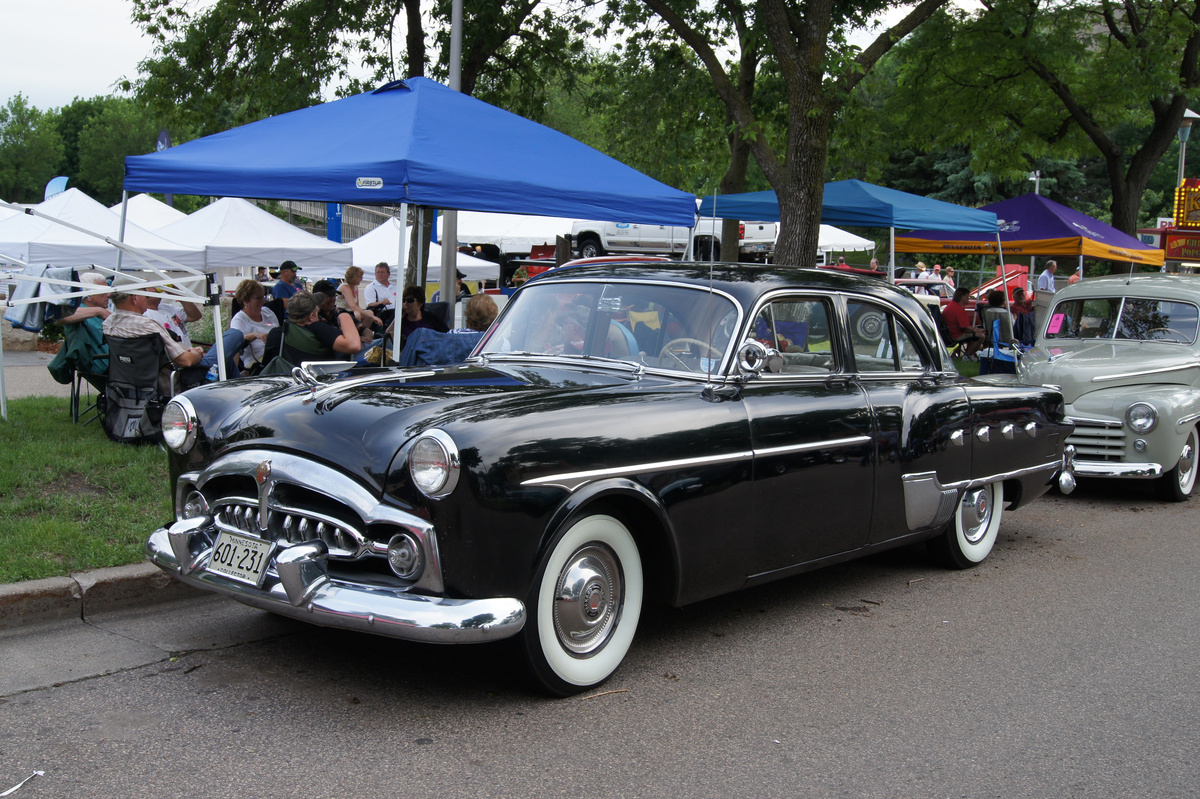 1952 Packard 400 / Patrician - "старшая" серия. Идентификация серий через количество отделочных элементов на боковине невозбранно попёрта у "Бьюиков" с их "иллюминаторами".