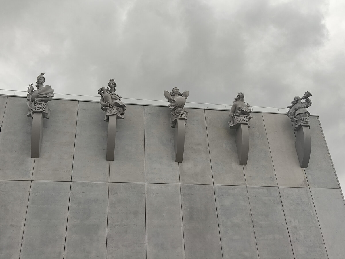 Каждая скульптура подписана.