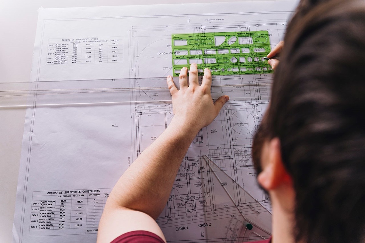 Поэтажный план может содержать чертежи всего этажа здания или его отдельных помещений. Фото: ru.freepik.com