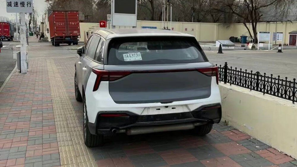 На фото: Новый кроссовер FAW T77