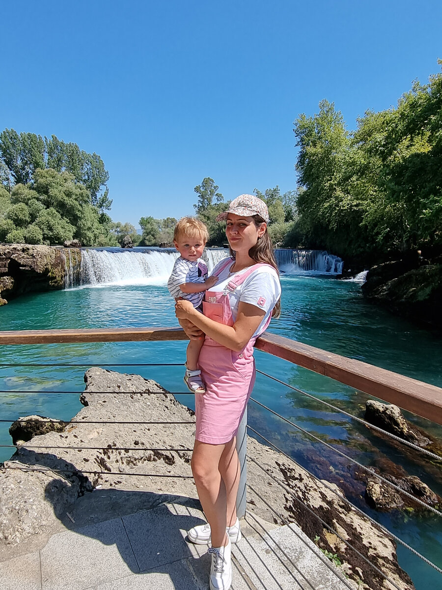 На фоне водопада