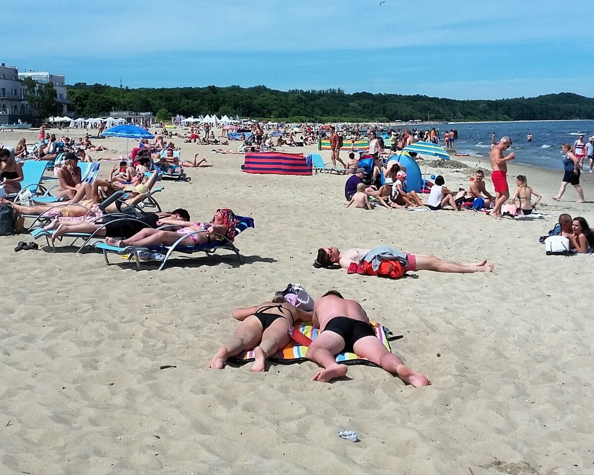 Сейчас это вполне себе европейский курорт на берегу Балтийского моря, с разношерстной публикой - есть и накаченные татуированные мачо, и дамы с силиконовой грудью, и пенсия. И, как везде, много русских.